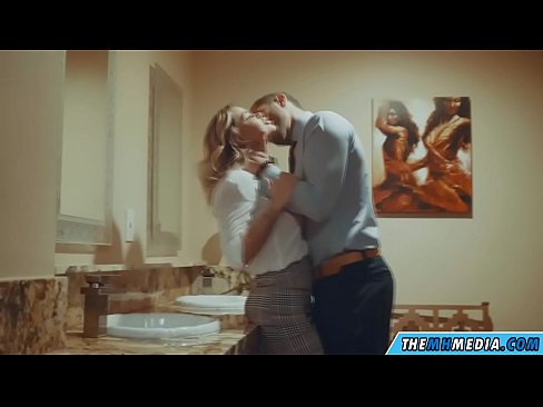❤️ Meta blonda busty seduces f'kamra tal-banju pubbliku ❤️ Porno f'mt.camporner.top ️❤